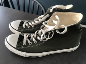 Converse mörkgröna - Fint skick. Storlek 44.