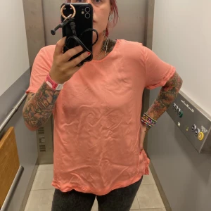 Blus  - Världens skönaste blus i modal. Hade ja inte haft helt fel hårfärg ihop me denna hade ja behållt den. Hoppa någon kan älska den lika mycket! ❤️sparsamt använd 