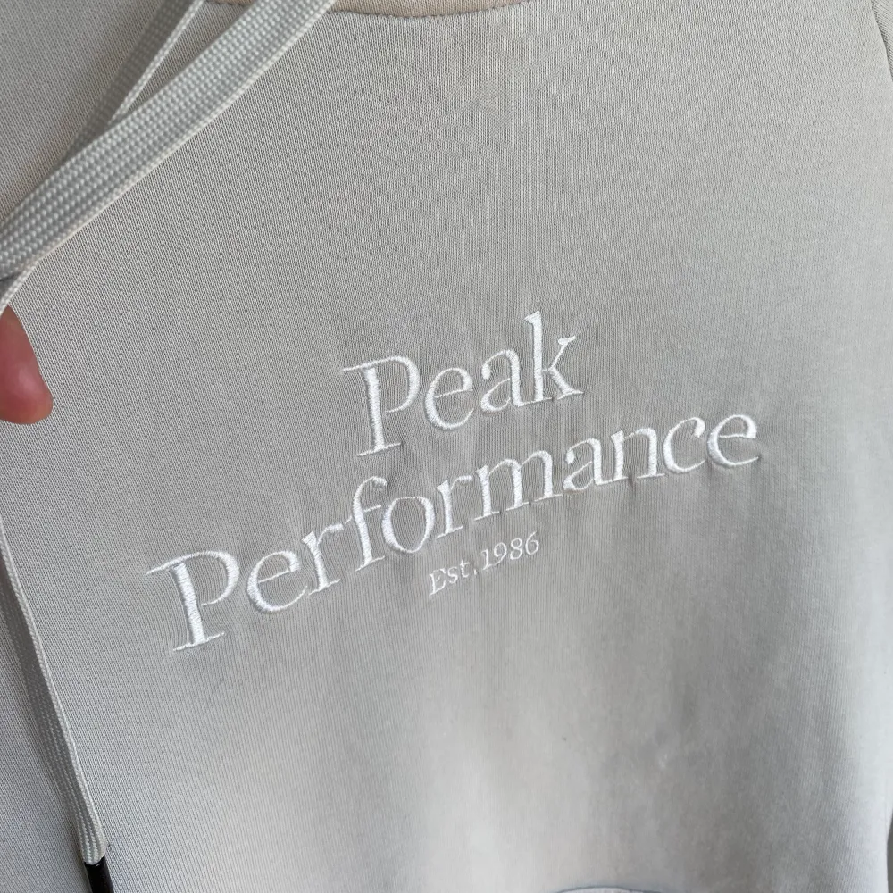 Säljer en peak performance hoddie i stolek M. Endast använd 2 ggr.  Säljer för 200kr Köparen står för frakten🌸. Hoodies.