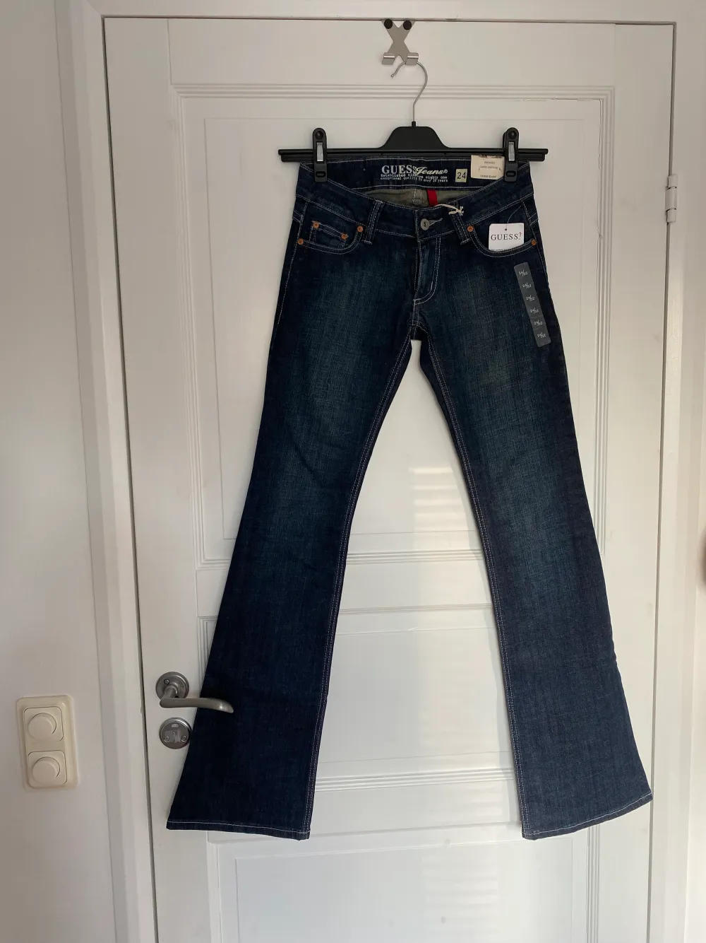 Lågmidjade jeans från guess i strl 24. Midjan är 72 cm omkrets. . Jeans & Byxor.