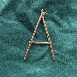 Maria Nilsdotter berlock A( BARa BERLOCKEN)  - Säljer denna berlock från Maria Nilsdotter ❤️❤️det är ett A och jag säljer endast berlocken 