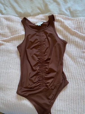 ASOS body🤎 - Jättesnygg body från miss selfridge (ASOS) med string 🤎 jätteskönt tyg och scrunch på framsidan