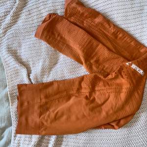 Orangea tights från gymshark från perfect knit kollektionen, ganska använda men ändå i fint skick 🧡