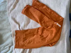 Orangea tights från gymshark från perfect knit kollektionen, ganska använda men ändå i fint skick 🧡