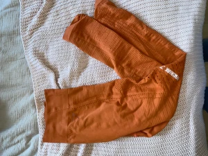 Gymshark tights🧡 - Orangea tights från gymshark från perfect knit kollektionen, ganska använda men ändå i fint skick 🧡