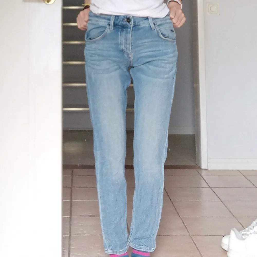 Detta är ett par gamla högmidjade skinny jeans som jag säljer då dem inte min stil. Dem är använda ungefär 10-20 ggr. Det är märket dobber since 1974 och storleken vet jag inte men jag är 161. Jeans & Byxor.
