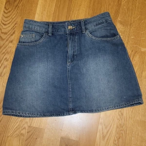 jeanskjol från hm - Kort jeanskjol från hm, knappt använd. Storlek 36