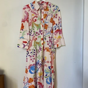 Långklänning  - Magisk långklänning i bomull med mönster. Medföljer även midjeband 