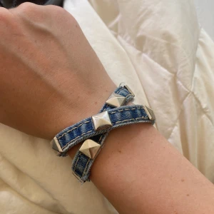 nitarmband - säljer detta armbandet i jeans tyg då de inte kommer till användning längre❤️köpt på plick av ett UF företag. FÖRST TILL KVARN PÅ ”köp nu”!!!
