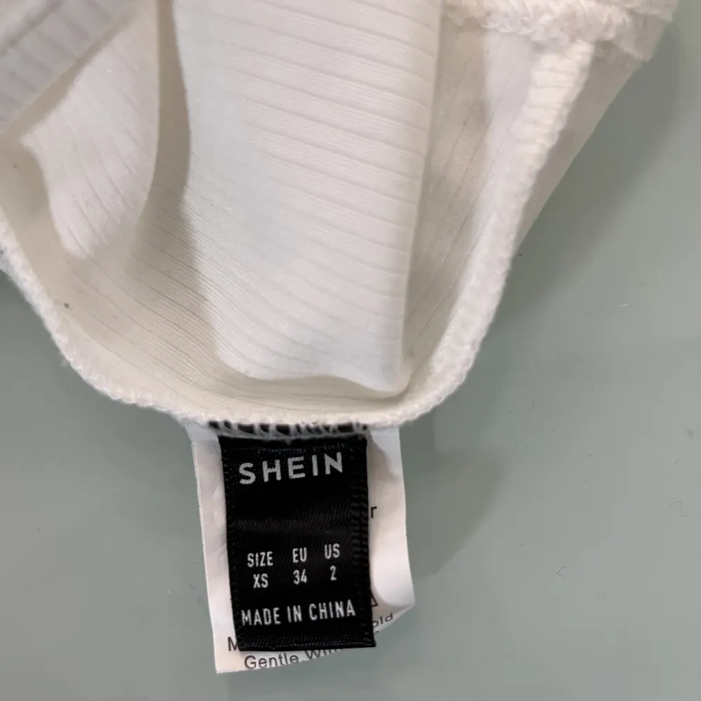 Säljer detta super fina linne från SHEIN. Använt ett fåtal gånger. Storlek xs, skulle även säga att den passar storlek S. Toppar.