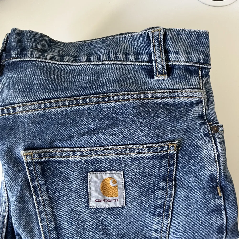 Säljer mina Carhartt jeans som jag inte använder längre. Det är bra kvalitet. Köpte för 600 sek men säljer för 150 sek . Jeans & Byxor.