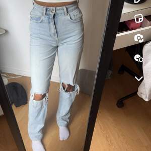 Blåa jeans från Gina Tricot, storlek 32 tall, jeansen är i bra skick, säljer för 120+ frakt🥰