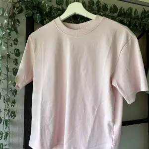 Ljusrosa pastell t-shirt från Gina i str XS, knappt använd 