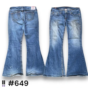 true religion 649 - lågmidjade bootcut true religion jeans💜ytterben, 107cm💜innerben, 77cm💜midja rakt över, 43cm💜benöppning, 30cm