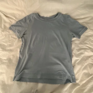 Blå topp - Den är i bra skick💖