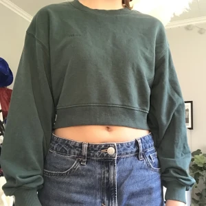 Grön tjocktröja - En jätteskön grön tröja. Säljer då den inte används längre. Jättebra skick och inga hål eller andra konstigheter! Har ett litet tryck där det står original på högra bröstet😊