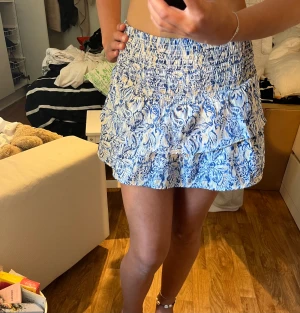 Kjol  - Går även som topp , jätte fint mönster 