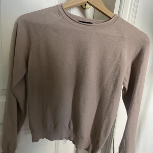 Tröja  - En väldigt fin beige tunn tröja i bra skick
