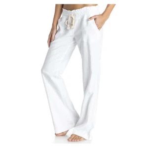 Oanvända Roxy liknande linnebyxor - Säljer dessa fina och oanvända Roxy liknande linnebyxor. Perfekt att ha till sommaren. De är storlek S men passar även XS. De är lite långa på mig som är 163/164. Säljer pga att de inte kommit till användning. Pris kan diskuteras💗 skriv om ni undrar något