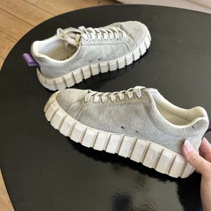 Ljusblå/gråa eytys - Säljer dessa fina Eytys i storlek 39😍De är i ett bra men använt skick (som ni kan se på bilderna)🥰Dustbag tillkommer men lådan är tyvärr borta💕Nypris är 1900. Pris kan diskuteras, kom med prisförslag🥰