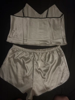 Silkes pyjamaset  - Helt oanvända, endast testat de  Champagne färgad  Beställde de precis men är för små vid bysten Går även att justera axelbanden 