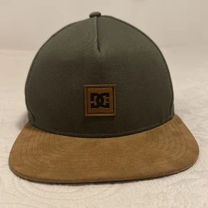DC BRACKERS 3 SNAPBACK KEPS - Keps som jag inte har på mig längre och som jag nästan aldrig haft på mig. Är i bra skick o har inga tydliga tecken på användning