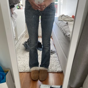 Lågmidjade bootcut  - Assnygga lågmidjade bootcut i märket Wrangler. Köpta nyss men tyvärr för små i midjan. Midjemått 35.5! Väldigt bra skick