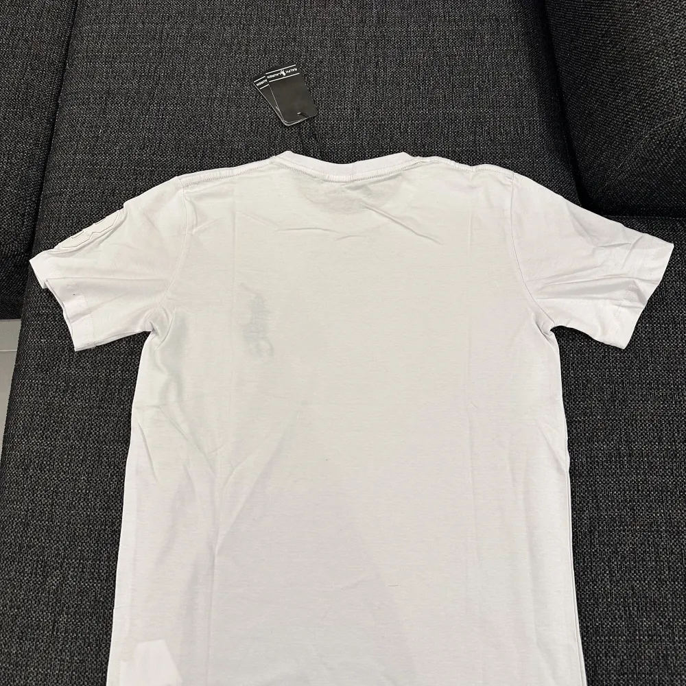 Fin vit t-shirt, helt ny Storlek:S  . T-shirts.