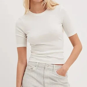 Ribbad t-shirt - Kortärmad tröja i off-white/krämvit. Storlek S. Använd en gång💓