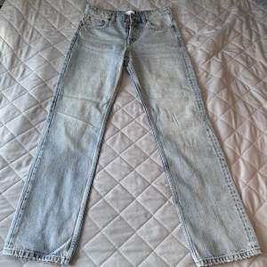 Slutsålda jeans från Zara i storlek 36 som aldrig är använda då byxorna tyvärr inte passar. 