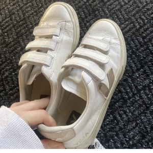 Vejaskor - Säljer mina snygga vejaskor köpta här på Plick. Aldrig använda av mig när stl var för liten, och jag trodde jag köpt stl 39. Skorna är stl 38 och nypris ligger på 1,9 !! Säljer för 400 + frakt pga defekterna som förekommer ! tar lägre bud vid snabb affär👯‍♂️