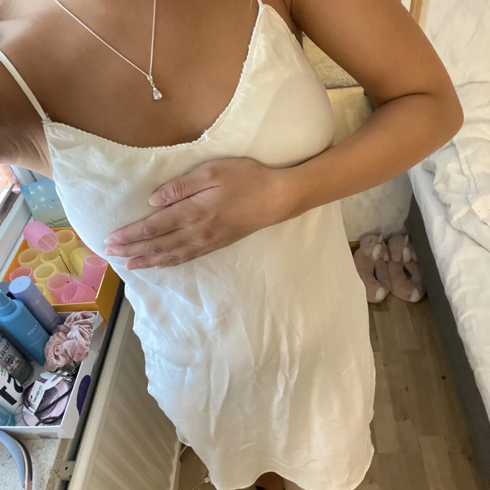 Vitt nattlinne men går även bra att ha som vanlig klänning, köpt second hand och den är lite genomskinlig❣️. Mekot.