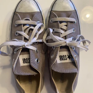 Gråa converse  - Köpt på Plick men passade inte mig, dem är i ett bra skick!💞