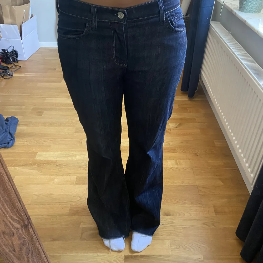 Säljer dessa snygga bootcut jeans från 7 for all mankind! Sprättade längst ner i benen för att göras längre. Midjemått 84cm och passar i perfekt i längden på mig som är 173. . Jeans & Byxor.