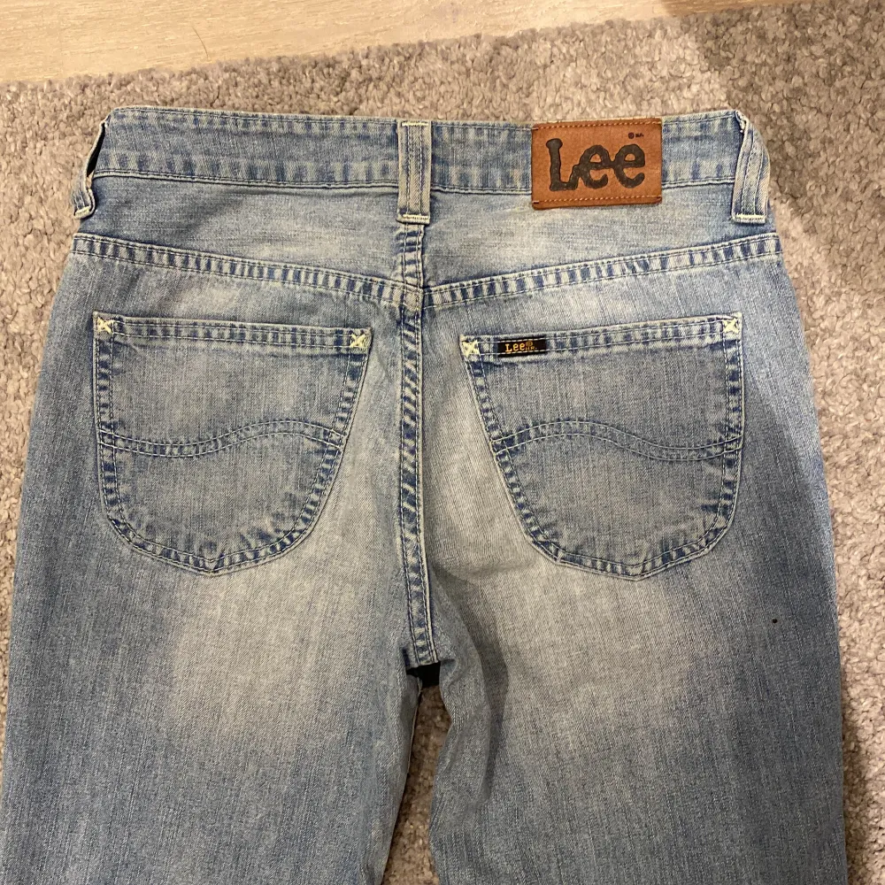 Ett par fina lee jeans i storlek 28/33. Passar ca XS/S. Väldigt bra skick och använda mycket få gånger.  Midjemått: 69cm  innreben: 84cm   Skicka gärna meddelande om ni har fler frågor! 🫶. Jeans & Byxor.