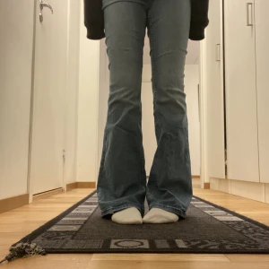 Flare jeans <3 - Snygga jeans i fin blå färg och bra skick. Flared jeans. Använd max 3ggr. Mer info i chatt 🫂🫂
