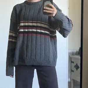 En grå tjocktröja med oversized fit köpt secondhand.  Använd några gånger men utan några defekter!