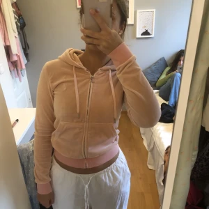 Juicy Couture kofta rosa - Ljusrosa Juicy Couture kofta i storlek XS. Köpt från Raglady. Endast använd nån enstaka gång. Säljer eftersom den är för liten. Pris kan diskuteras!