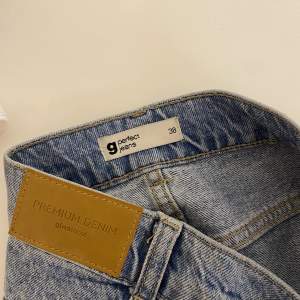 Säljer nu vanliga raka jeans från Gina. Dom är i fint skick men hör av dig för bättre bilder!✨ 160kr + frakt (kan diskuteras)🩵