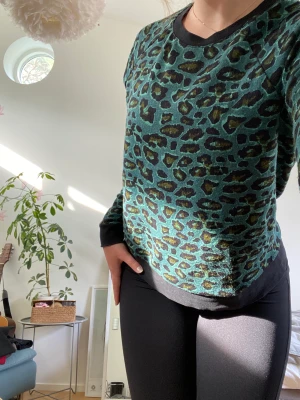 Baum und pferdgarten tröja - Mörk grön leopardmönstrad tröja från Baum und pferdgarten. Storlek M men passar även S. 