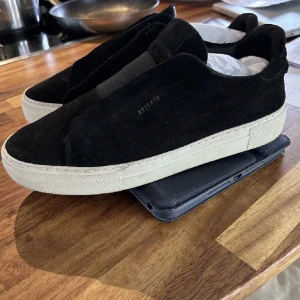 Axel Arigato - Hej säljer nu mina Axel Arigato pga att dem blev för små för mig. Skicket på skorna är 7 av 10 och dem har mycket kvar att ge. Nypris ligger på 2550kr. Original låda och påse ingår även. Tar bara emot Swish!