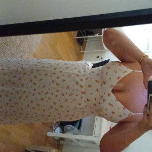 Blommig sommarklänning  - Säljer den här jättefina klännigen från h&m pågrind av att den inte kommer till andvändning.