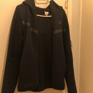 Svart nike tech fleece  - Mycket bra skick 9/10, Haft den en månad så den har vart använd 3-4 gånger då den var för liten för mig.  Pris kan diskuteras.  Bara att höra av sig om ni har frågor eller vill ha fler bilder