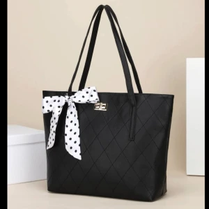 Väska - En svart fin väska från Classy Store som har flera fickor! Rosett ingår inte!