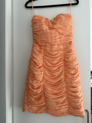 Festklänning  - Säljer en jättefin klänning inköpt på hm Stl 36 Nyskick.