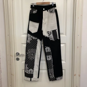 Unika jeans - Säljer dessa snygga och unika jeans som bara är använd en gång. Sitter skit snyggt. 