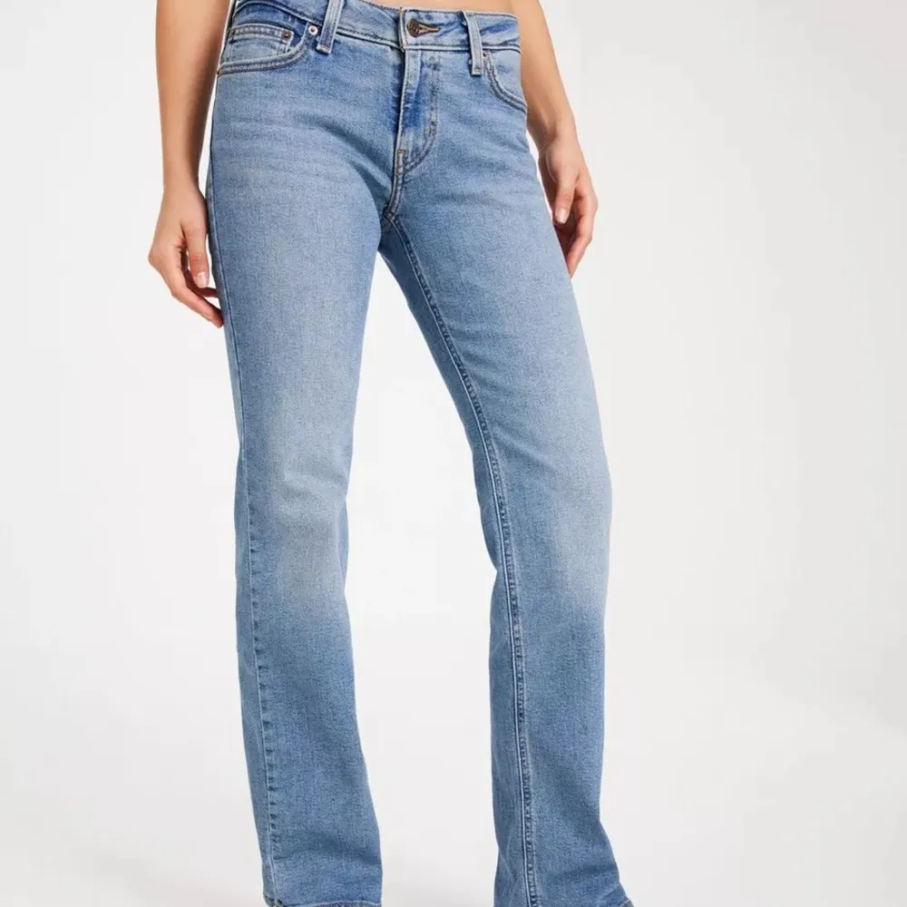 Säljer mina Levis Jeans, modellen ”Super low bootcut”. Bara att skriva om ni har nån fråga eller skulle vilja ha mer bilder🙌🏻🤍💕Köpta nya för 1000 ungefär, bara använda några gånger då jag tyckte dom är lite korta för mig! Pris kan diskuteras!. Farkut & Housut.