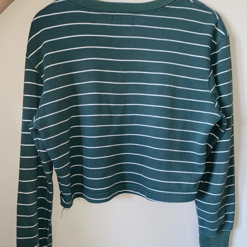 Mysig grön/vit randig croppad sweatshirt från pull&bear i strl s💚 . Tröjor & Koftor.