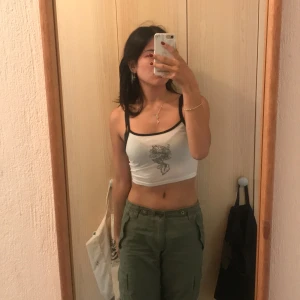 Topp - Säljer denhär från SHEIN använd typ fem gånger väldigt bra kvalitet🤍hör helst av er om ni är intresserade, jag har storlek xs men den passar s också