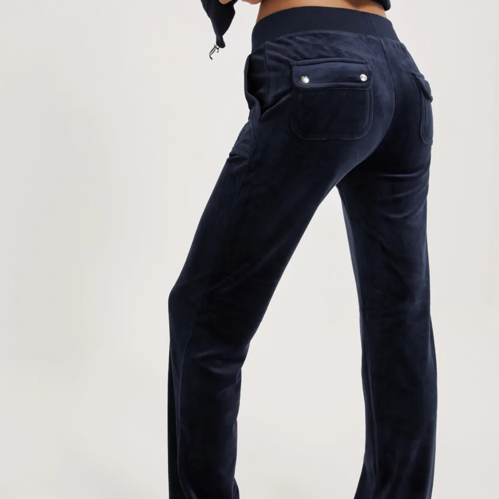 marinblå juicy byxor i storlek S . Jeans & Byxor.